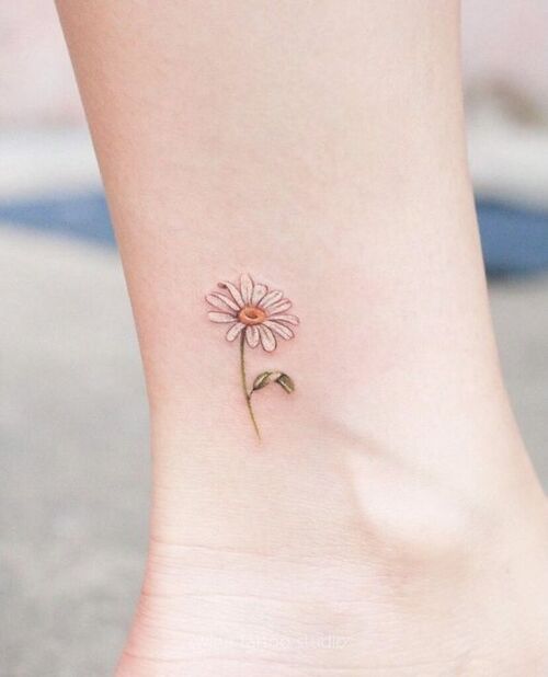 Hình xăm hoa cúc ở chân